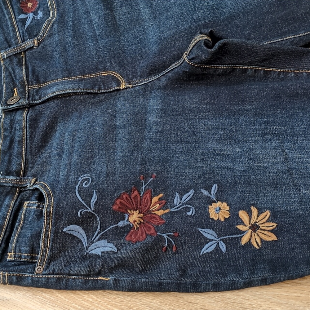 St John's Bay Floral 💐🌹🪻Embroidered Women's Jeans - Dark Blue size 14  😍🥰 - Picture 2 of 10